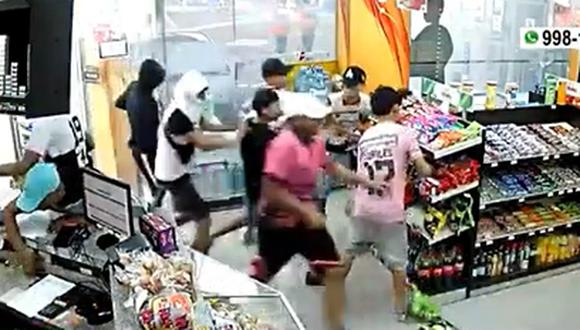 Jóvenes roban en 'manada' en el Callao. (Foto: Captura TV)
