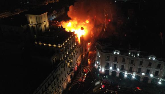 Bomberos intentan apagar el fuego que se ocasionó en un edificio cerca a la Plaza San Martín. Foto: GEC