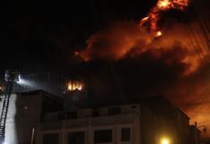 FOTOS | Incendio en galería de Mesa Redonda revive el fantasma de lo sucedido hace 20 años