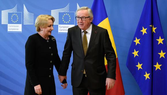 El Presidente de la Comisión de la UE, Jean-Claude Juncker, recibe a la Primer Ministro rumana, Viorica Dancila, antes de su reunión bilateral en la sede de la UE en Bruselas. (Foto: AFP)