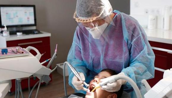 Las clínicas dentales y los odontólogos, que trabajan cara a cara con sus pacientes, tuvieron que optimizar no solo su sistema de bioseguridad durante la pandemia, sino también, mantener un máximo cuidado con las herramientas habituales para sus procedimientos.
