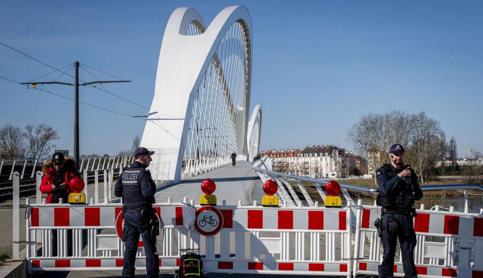 Este lunes, el Puente de Europa, entre la ciudad de Estrasburgo y la localidad alemana de Kehl, se ha convertido en el de una frontera estrictamente controlada para contener el coronavirus. (AP).