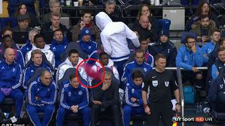 Chelsea: Diego Costa le lanzó su chaleco a José Mourinho en señal de protesta