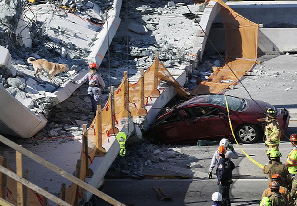 Al menos cuatro muertos, nueve heridos y ocho autos aplastados fue el saldo que dejó el colapso de un puente en construcción en Miami, Florida. (Getty)