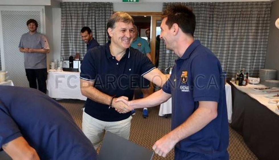 Gerardo Martino saluda a Lionel Messi en la concentración del Barcelona en Noruega. (FC Barcelona)