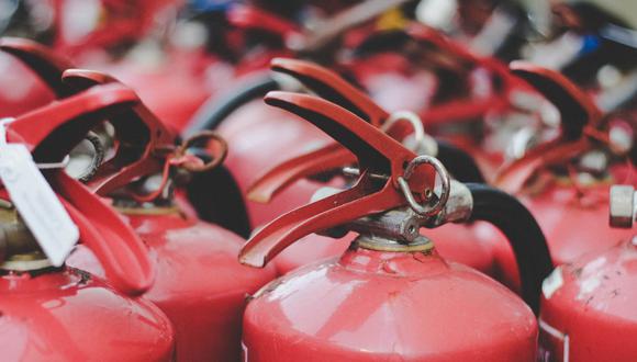 El trabajador de una gasolinera se vio obligado a usar un extintor para hacer entrar en razón al obstinado cliente. (Foto: Pixabay/Referencial)