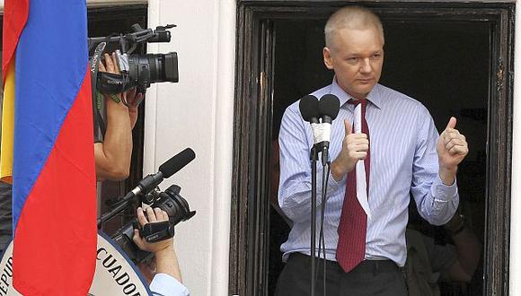 BALCONAZO. Assange habló desde la embajada ecuatoriana. (Reuters)