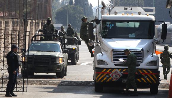 Militares inspeccionan la salida de Pipas (camiones cisterna) cargadas con combustible de un centro de distribución en Ciudad de México (Foto: EFE)
