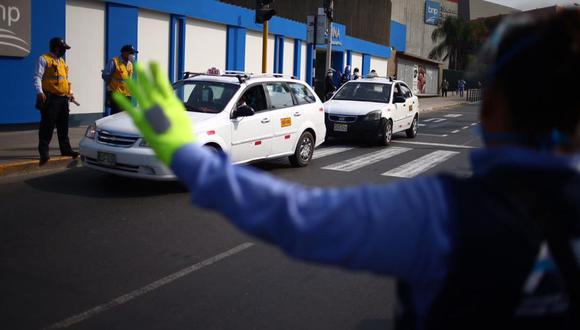 Taxistas ahora podrán llevar hasta tres pasajeros en sus unidades. (Foto: GEC)