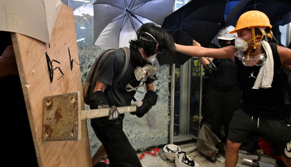 Hong Kong: Cientos tratan de irrumpir en la sede del Parlamento tras masiva protesta. (Foto: AFP)
