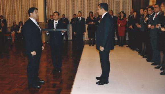 Foto del recuerdo: Manuel Gómez de la Torre Araníbar le regaló a Ollanta Humala bastón de mando. (USI)