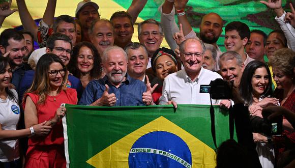 El presidente y vicepresidente electos del izquierdista Partido de los Trabajadores (PT), Luiz Inacio Lula da Silva (C) y Geraldo Alckmin (R), celebran después de ganar la segunda vuelta de las elecciones presidenciales, en Sao Paulo, Brasil, el 30 de octubre de 2022. (Foto de NELSON ALMEIDA / AFP)