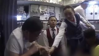 ¡Médico héroe! Succionó la orina de un pasajero con problemas de vejiga durante un vuelo y le salvó la vida [VIDEO]