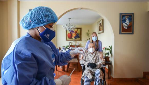 Vacunamóvil de EsSalud aplica cuarta dosis en casas de adultos mayores. Foto: EsSalud