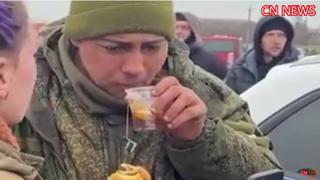 Ucranianos brindan comida a soldado ruso y este agradece: “defienden su territorio” [VIDEO]