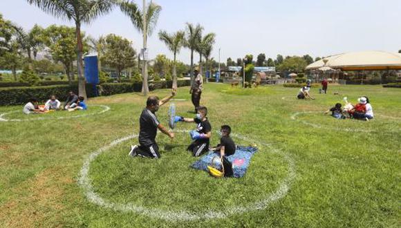Los espacios verdes están señalizados con círculos para respetar el distanciamiento social. En ellos las personas pueden descansar, hacer picnic, leer, entre otras actividades. (Andina/Difusión)