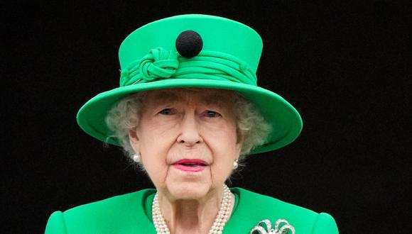 La reina Isabel II de Gran Bretaña sonríe a la multitud desde el balcón del Palacio de Buckingham al final del desfile por el Jubileo de Platino en Londres el 5 de junio de 2022. (FRANK AUGSTEIN / POOL / AFP).