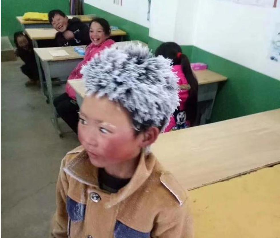 La historia de Wang Fuman, un niño chino de 8 años, conmovió esta semana al mundo luego de que se conociera la odisea que enfrenta día a día para ir a estudiar.