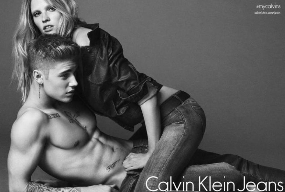 Justin Bieber y Lara Stone para Calvin Klein. (@CalvinKlein)