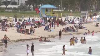 Florida dice adiós al verano con cifras bajas de casos y muertes por COVID-19