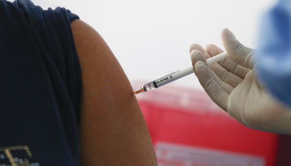 Persona siendo vacunada contra el COVID-19. (Foto: GEC)