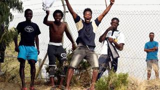 España decide expulsar a los 116 inmigrantes que saltaron la valla fronteriza de Ceuta