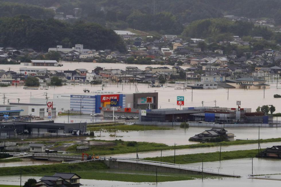 Un área urbana está parcialmente sumergida por fuertes lluvias en Takeo, prefectura de Saga, suroeste de Japón, sábado 14 de agosto de 2021. (Kyodo News/AP).