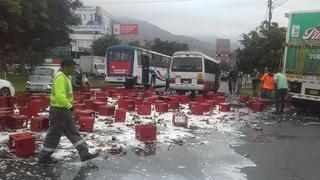 Cajas de cerveza terminan regadas en la pista tras accidente de camión en San Juan de Lurigancho