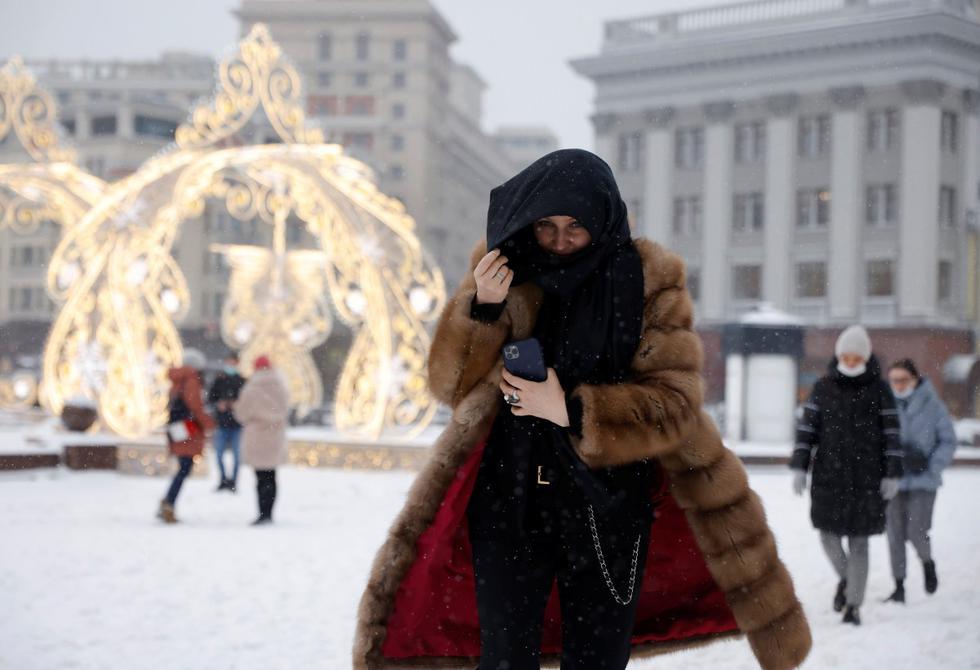 <b>Moscú</b> (<b>Rusia</b>)  vive este viernes la mayor nevada del año, que ha pintado de blanco todos los rincones de la capital y promete dejar hasta 12 centímetros de nieve a lo largo de la jornada de hoy, según los servicios meteorológicos locales. (Foto:  REUTERS/Maxim Shemetov).