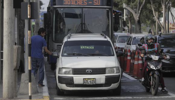AVASALLADOS. Transporte informal –colectivos– invade vías segregadas, sin que nadie lo impida. (FOTO: GEC)