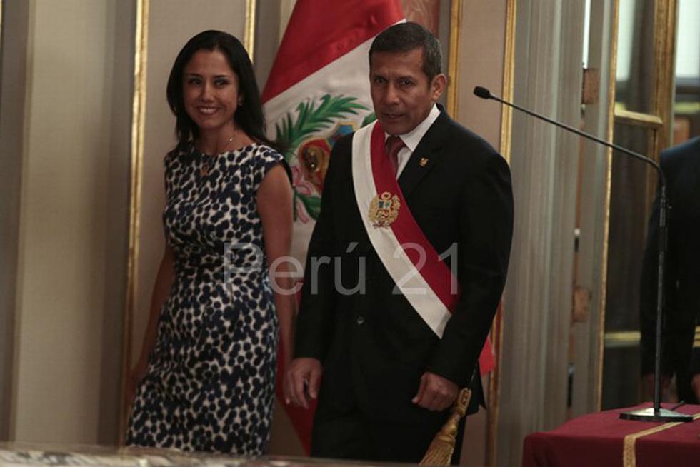 Nadine Heredia ingresó sonriente al salón en el que se tomó juramento a nuevos ministros. (Martín Pauca)