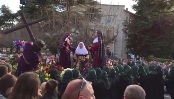 La figura de Cristo cayó durante procesión en Madrid. (Captura:YouTube)