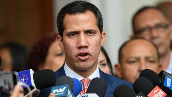 Guaidó afirmó este miércoles en una entrevista divulgada en sus redes sociales que se mantendrá como jefe de Estado interino "hasta lograr una elección" y aunque deje de ser en 2020 el líder del Legislativo. (AFP)