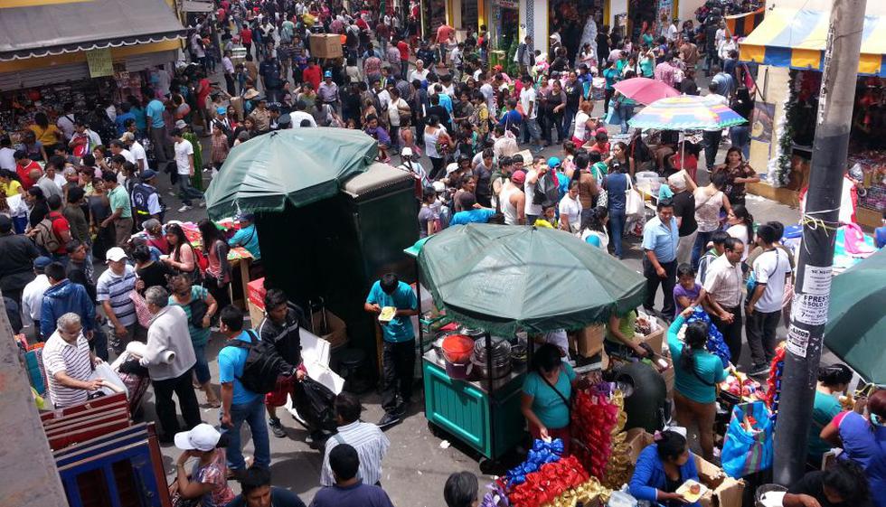 Ambulantes y estibadores hacen caso omiso a ordenanza de la Municipalidad de Lima y ocupan calles de Mesa Redonda. (Shirley Ávila/Perú21)