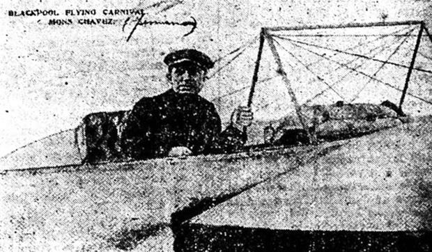 Foto del héroe peruano de la aviación Jorge Chávez Dartnell durante su participación en un concurso en Blackpool, Inglaterra, donde en agosto de 1910, pocas semanas antes de perder la vida, consiguió ascender hasta las 5.000 pies de altura, rompiendo un récord en la navegación aérea. (Foto: GEC Archivo Histórico)