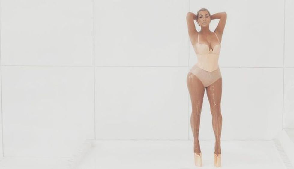 Kim Kardashian se bañó en leche para el nuevo videoclip de Fergie. (Captura)