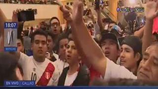 ¡A todo pulmón! Hinchas esperan a la selección peruana cantando el himno nacional [VIDEO]