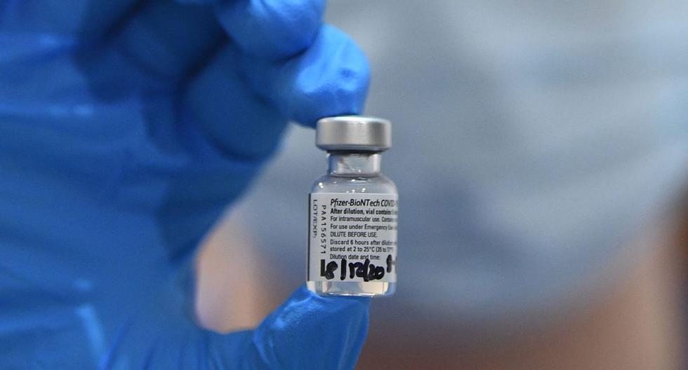 Una enfermera sostiene un frasco de la vacuna Pfizer-BioNTech contra el coronavirus en el Guy's Hospital, en el centro de Londres (Reino Unido), el 8 de diciembre de 2020. (Victoria Jones / POOL / AFP).