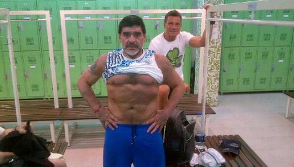 Con la camiseta levantada, Maradona demostró que viene trabajando su cuerpo. (Twitter)