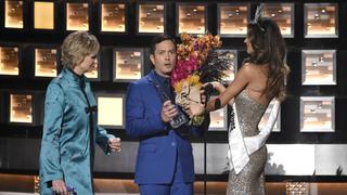 People's Choice Awards: Jane Lynch parodió error de Steve Harvey en Miss Universo 2015 [Videos]