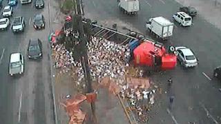 Surco: reportan congestión vehicular tras despiste de tráiler con mangos en la Panamericana Sur | VIDEO