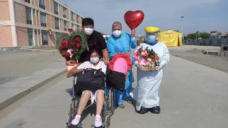 Áncash: Mujer vence al COVID-19 y su esposo la recibe con flores y peluche