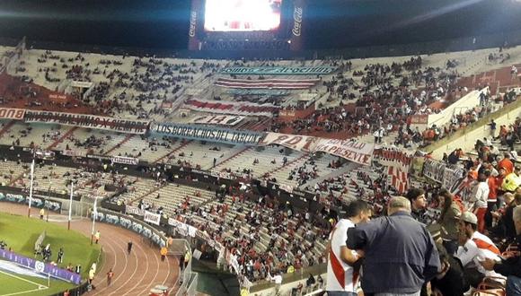 Hinchas de River Plate recriminaron a la barra oficial por dejarlos sin final de Copa Libertadores en el estadio Monumental. (Foto: Twitter @elchichaman)