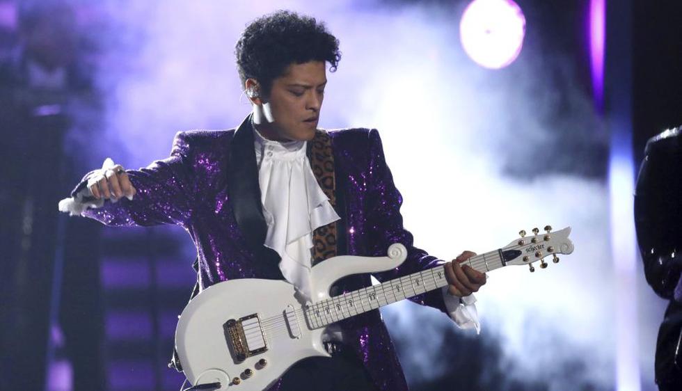 Bruno Mars decidió vestirse como Prince para el tributo que le hizo. (AP)