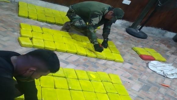 Loreto: Agentes de la Dirandro hallaron 115 kilos de droga enterrados en la espesura de la selva en la provincia de Putumayo. (Foto PNP)
