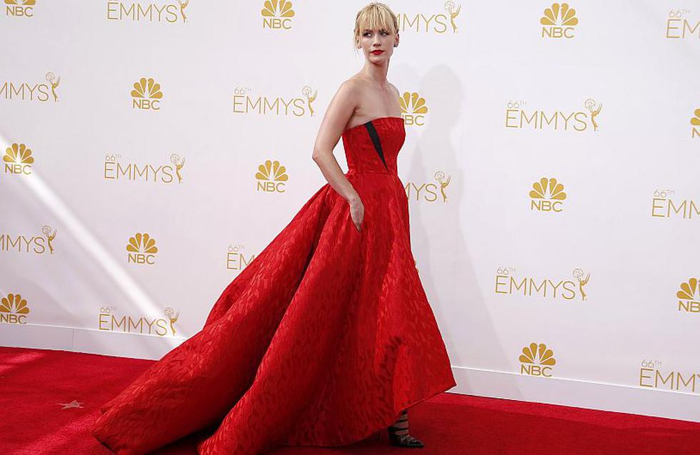 January Jones de ‘Mad Men’ con un vestido rojo intenso. (Reuters)