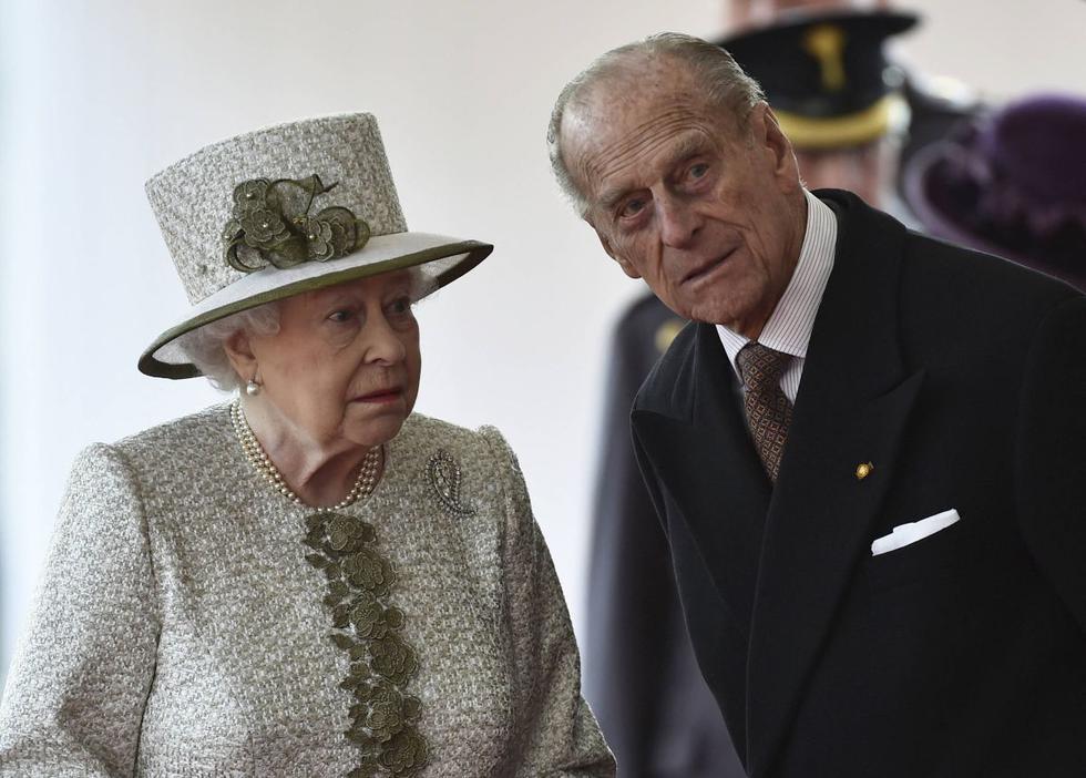 Tras una difícil infancia como príncipe griego en el exilio, el duque Felipe de Edimburgo, fallecido hoy a los 99 años, consagró su vida al servicio de la Corona británica de la mano -y a la sombra- de su esposa, la reina Isabel II. (Texto: EFE / Foto: AFP).