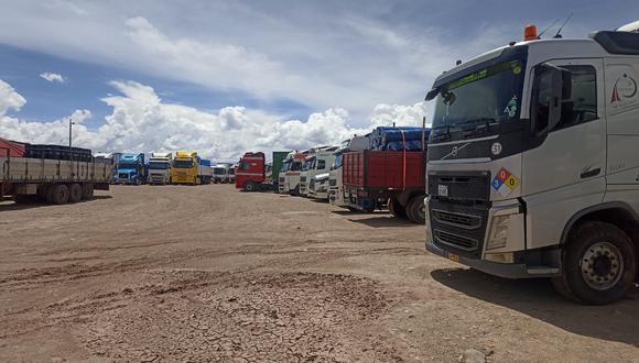 Varados en Desaguadero. Un grupo de 800 transportistas bolivianos no podían cruzar la frontera hacia su país por las manifestaciones. (Foto: Perú21)