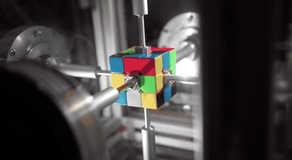 El cubo de Rubik ha representado un reto para los seres humanos por décadas. Y es que existe una gran variedad de técnicas para resolver este objeto en cuestión de un minuto o incluso hasta en 30 segundos. (Captura de pantalla)