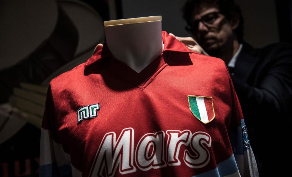 Diego Maradona: Camiseta del argentino cuando jugaba en el Nápoles fue subastada a más de US$ 13 mil (AFP)